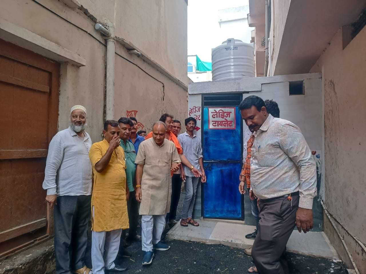 वार्डाे मे किये जा रहे निर्माण कार्याे का विधायक प्रतिनिधि ने किया निरीक्षण
