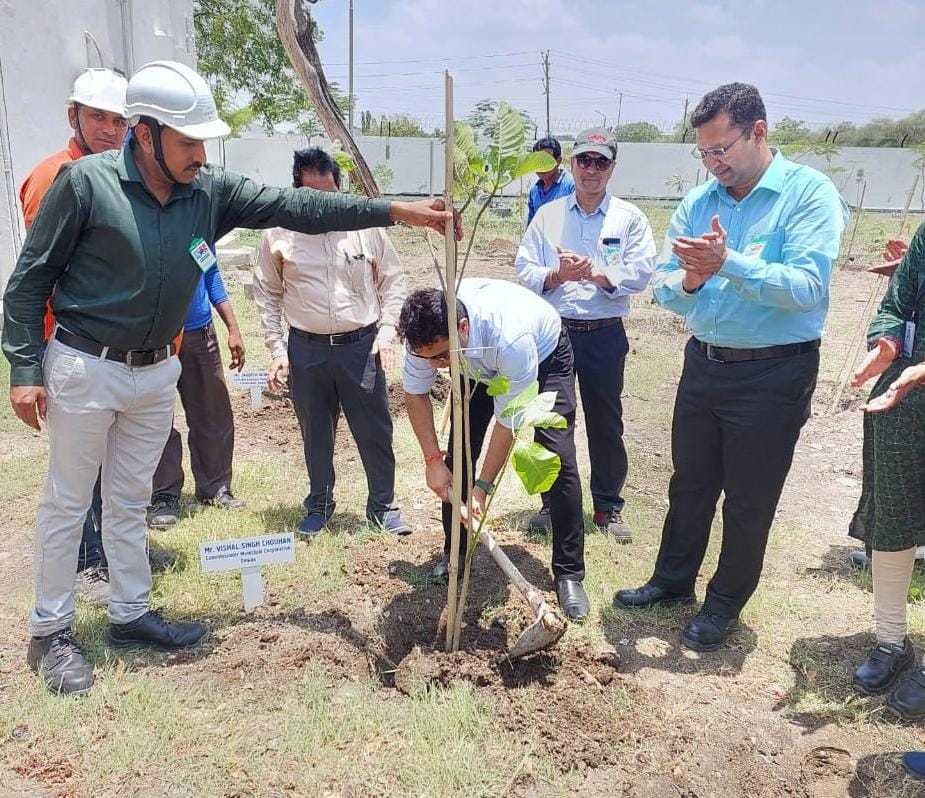 कैण्डल मार्च निकालकर रेल दुर्घटना के मृतकों को दी श्रद्धांजलि