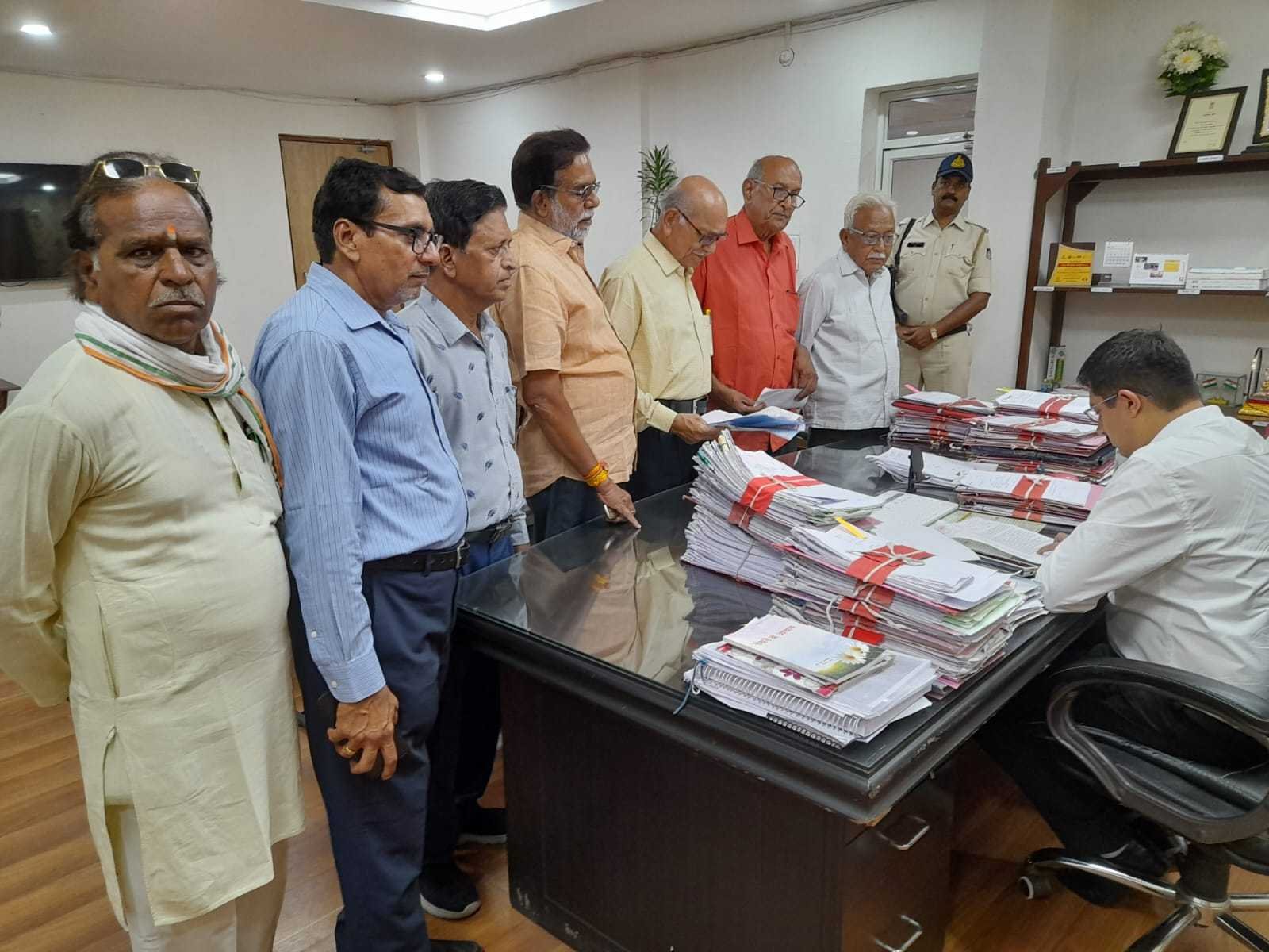 अंतर्राष्ट्रीय दुर्व्यवहार जागरूकता दिवस पर वरिष्ठ नागरिक संस्था के सदस्यों ने सौंपा ज्ञापन