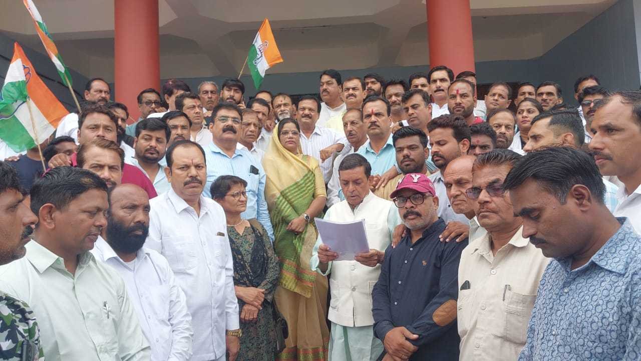 महाकाल लोक घोटाला, सतपुड़ा भवन में आग सहित अन्य समस्याओं को लेकर शहर कांग्रेस दिया ज्ञापन