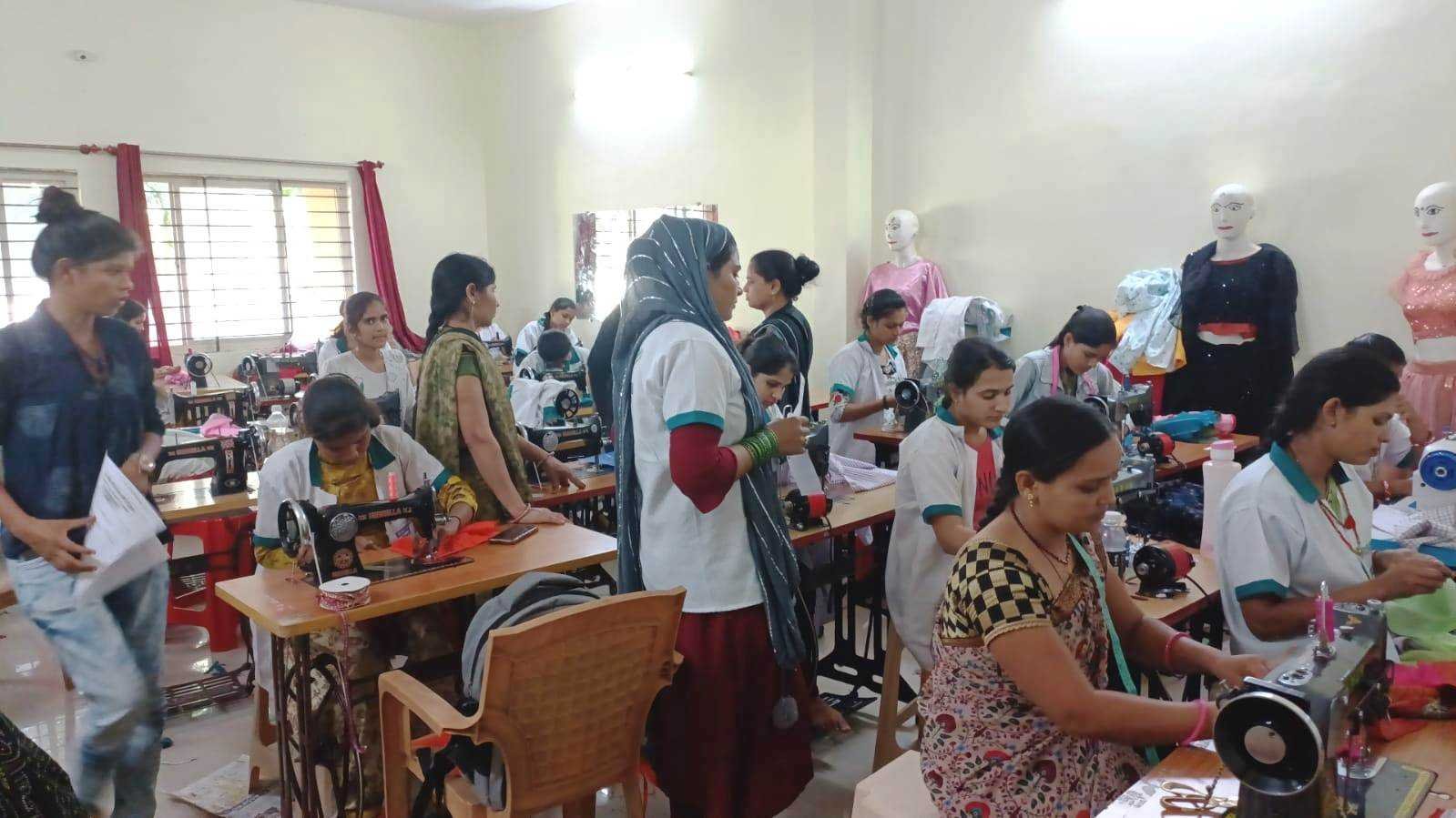 युवतियां सिलाई एवं युवा मोबाईल रिपेयरिंग का ले रहे नि:शुल्क प्रशिक्षण