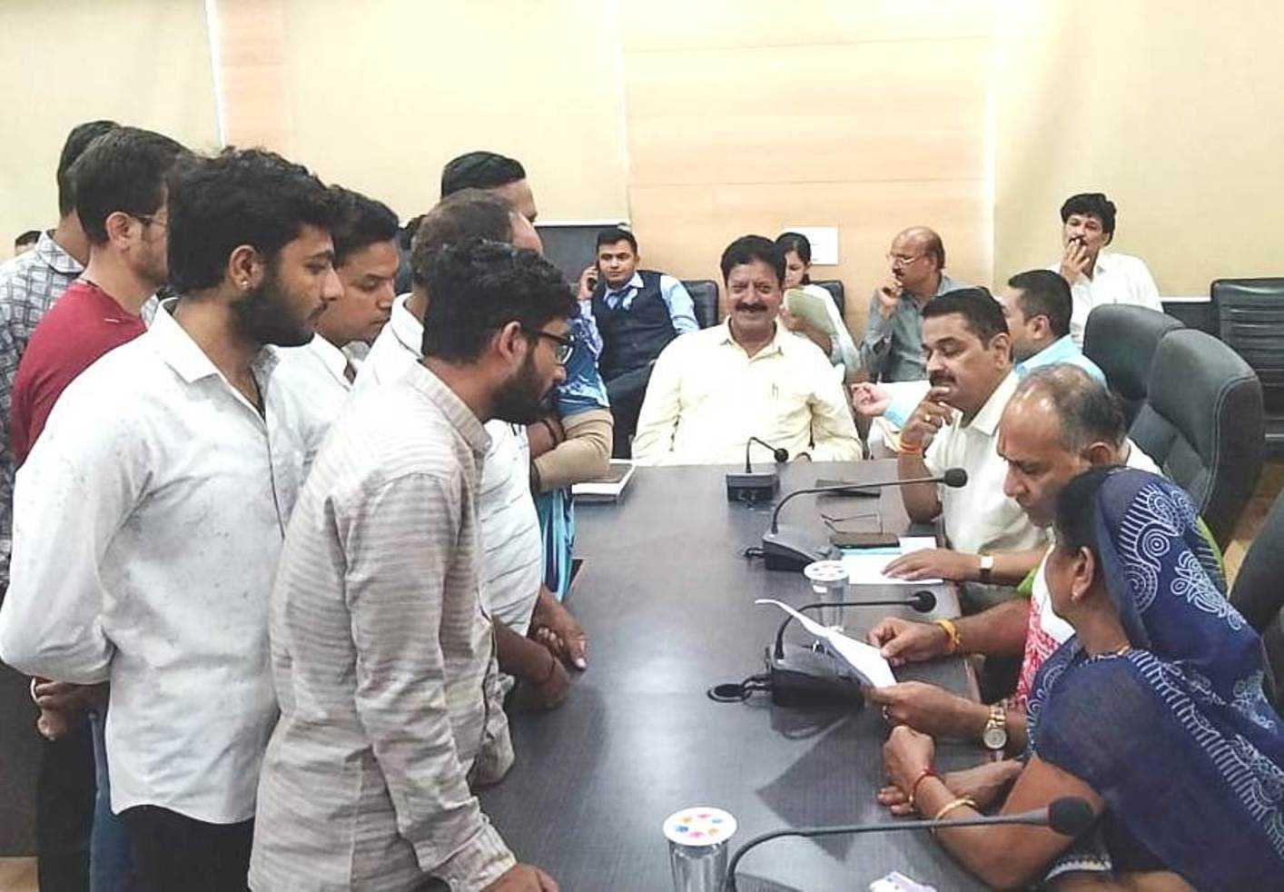 मूलभूत समस्याओं को लेकर महापौर जनसुनवाई में पहुंचे गुरूनानक नगर के रहवासी