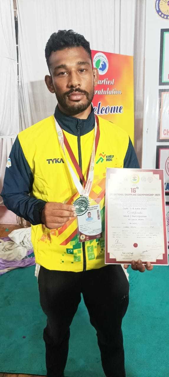 कुलदीप यादव पह. ने कुश्ती प्रतियोगिता में मप्र का प्रतिनिधित्व करते हुए जीता सिल्वर मेडल