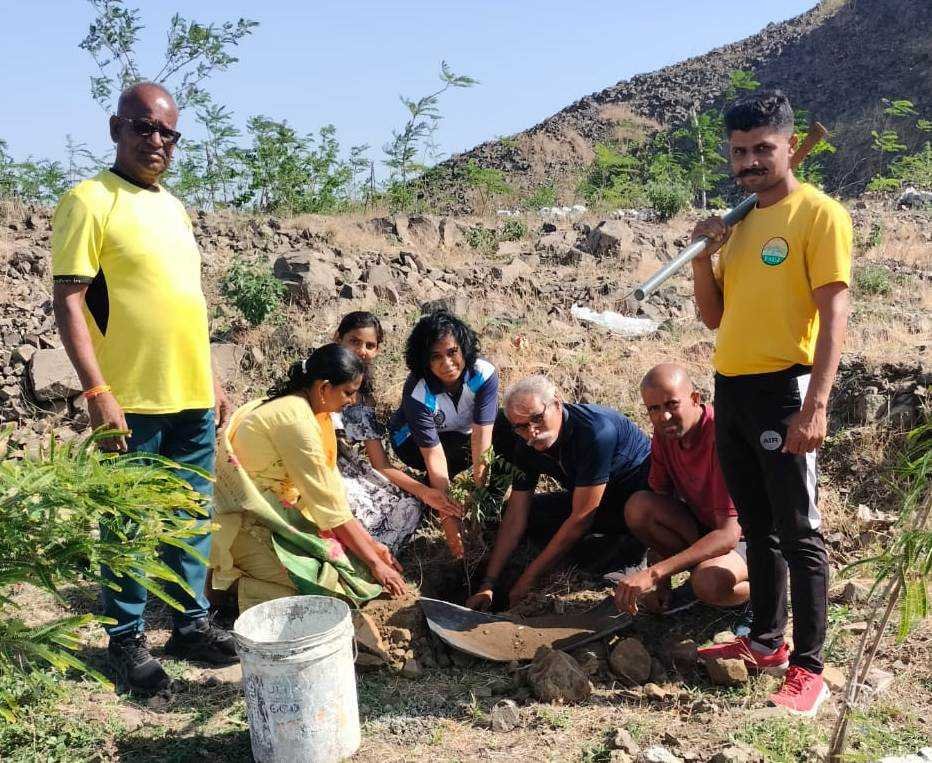 नेशनल में प्रथम स्थान प्राप्त करने पर किया पौधारोपण, मनाई खुशी