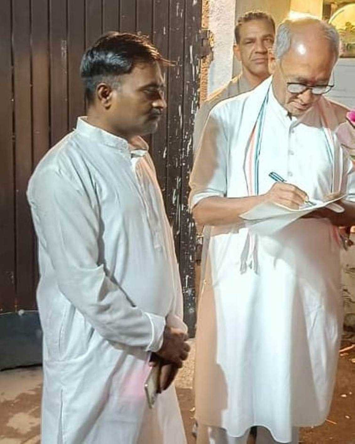कांग्रेस पार्टी के दावेदार शाहिद खान ने पुर्व मुख्यमंत्री दिग्विजय सिंह से भोपाल में की मुलाकात