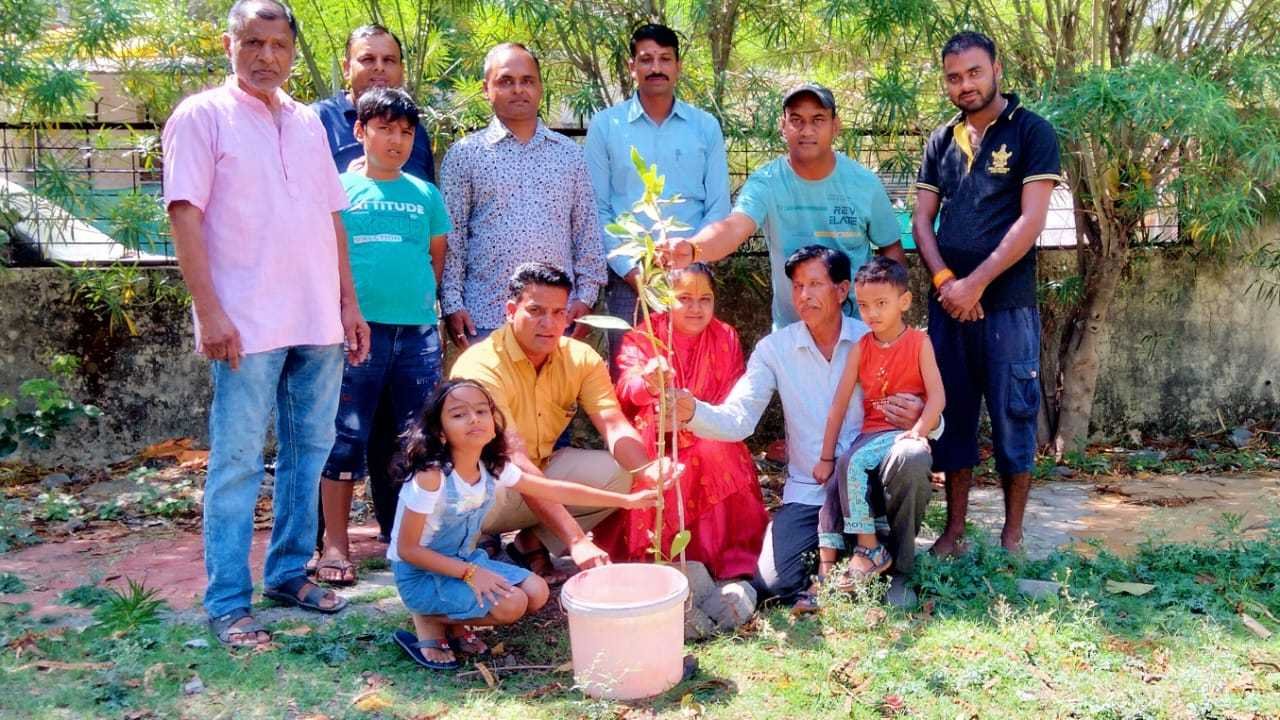 10 हजार पौधे लगाने के संकल्प के साथ किया पौधारोपण
