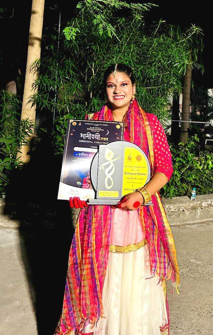 कृतिका बिंजवा सर्वोत्तम कलाकार पुरस्कार से सम्मानित