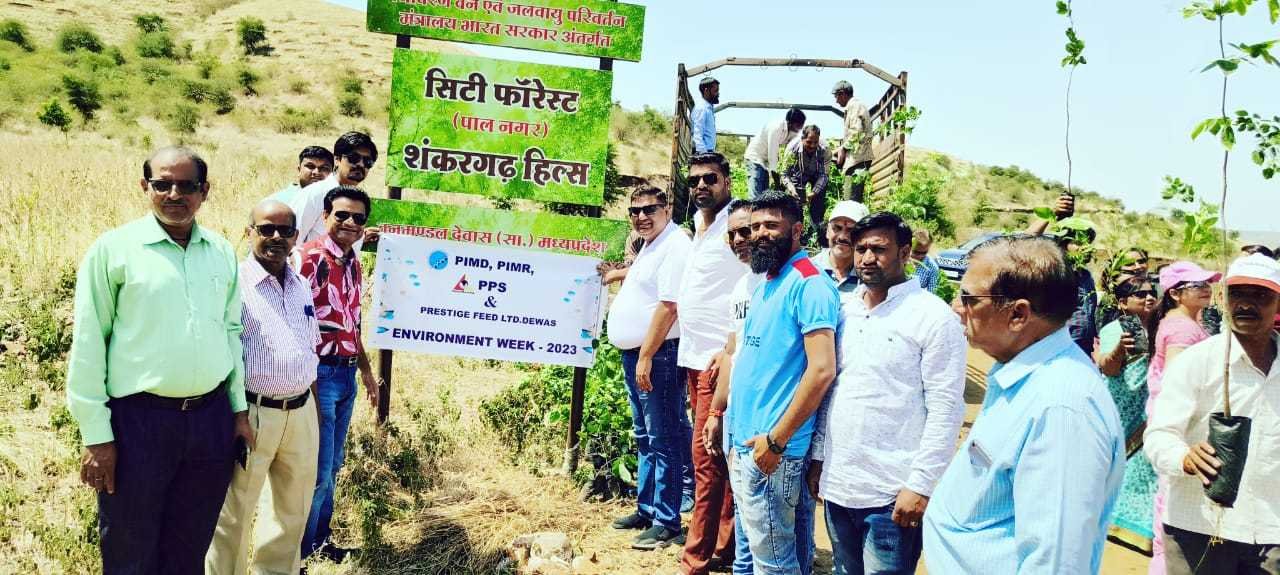 प्रेस्टीज फीड ने किया पौधारोपण, स्वयं के टैंकर से की पानी की व्यवस्था