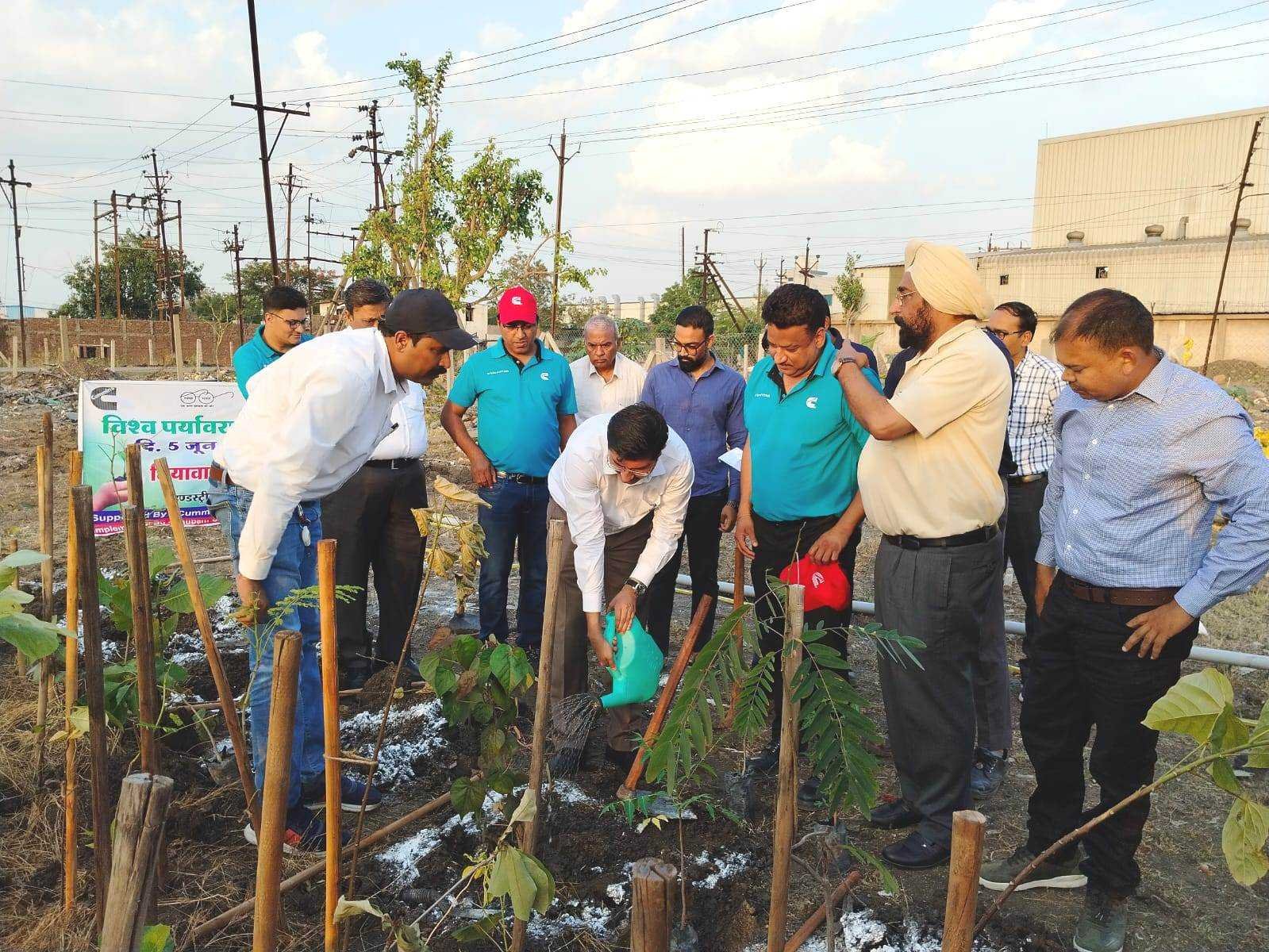 मियावाकी पद्धति से कलेक्टर एवं एसपी के साथ 165 स्वयंसेवकों ने लगाए पौधे