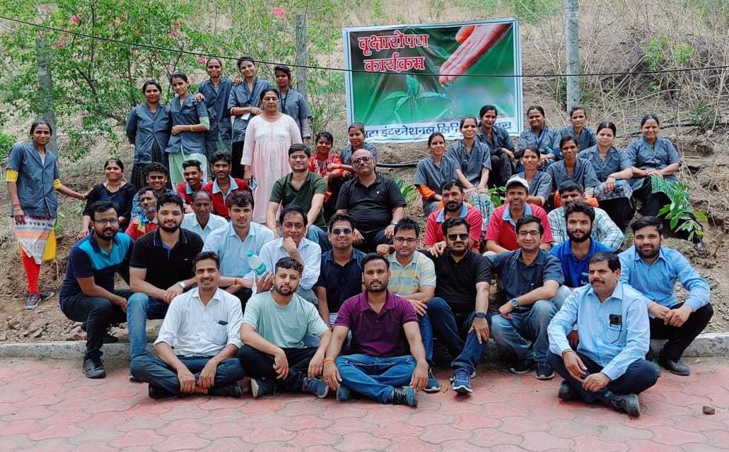 500 विभिन्न प्रजातियों के पौधे माता टेकरी पर किए रोपण