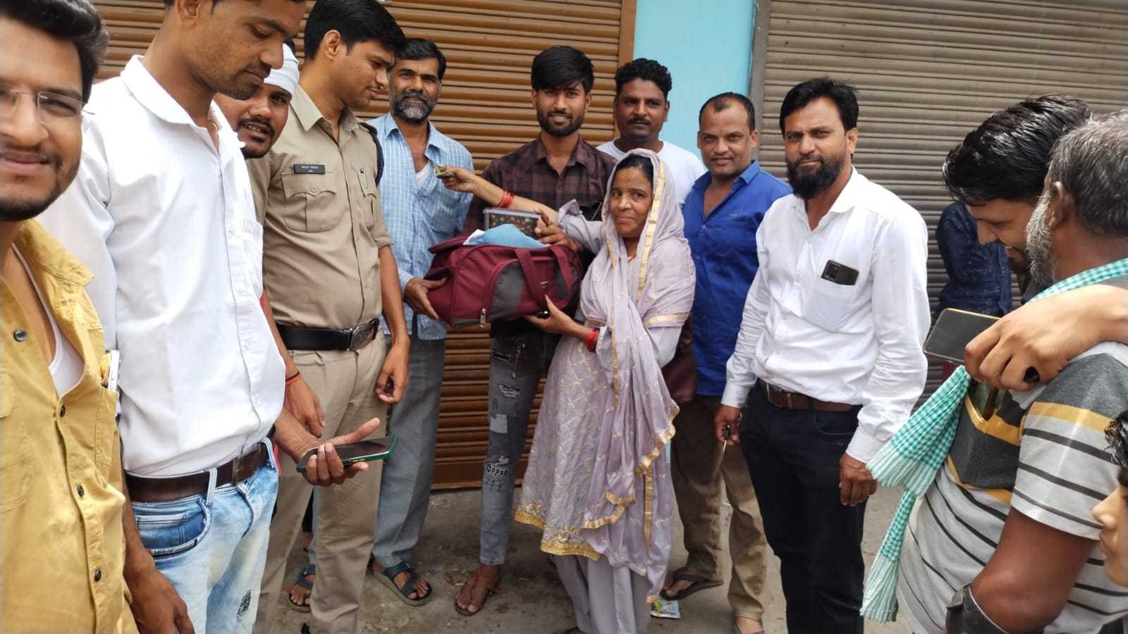 2 लाख रूपए की रकम का बेग ऑटो चालक ने लौटाया, दिया ईमानादारी का परिचय