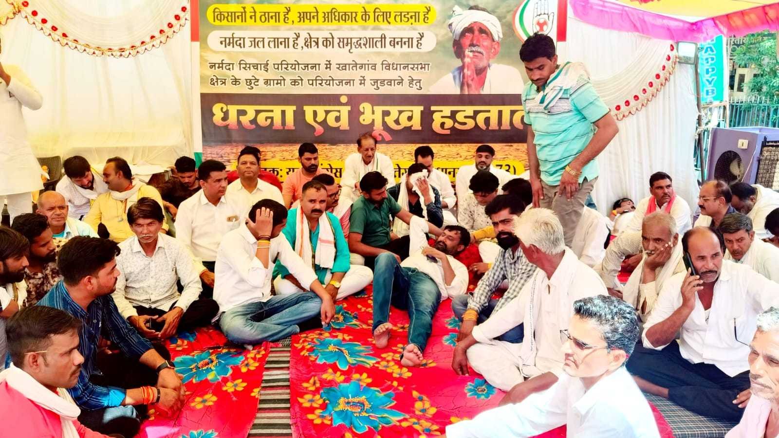 भूख हड़ताल का दूसरा दिन समर्थन में आये किसान यूनियन के नेता