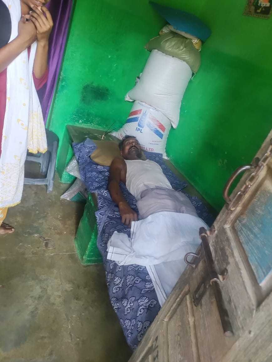 कच्चे आम तोड़ने पेड़ पर चढ़े वृद्ध की पेड़ से गिरकर मौत