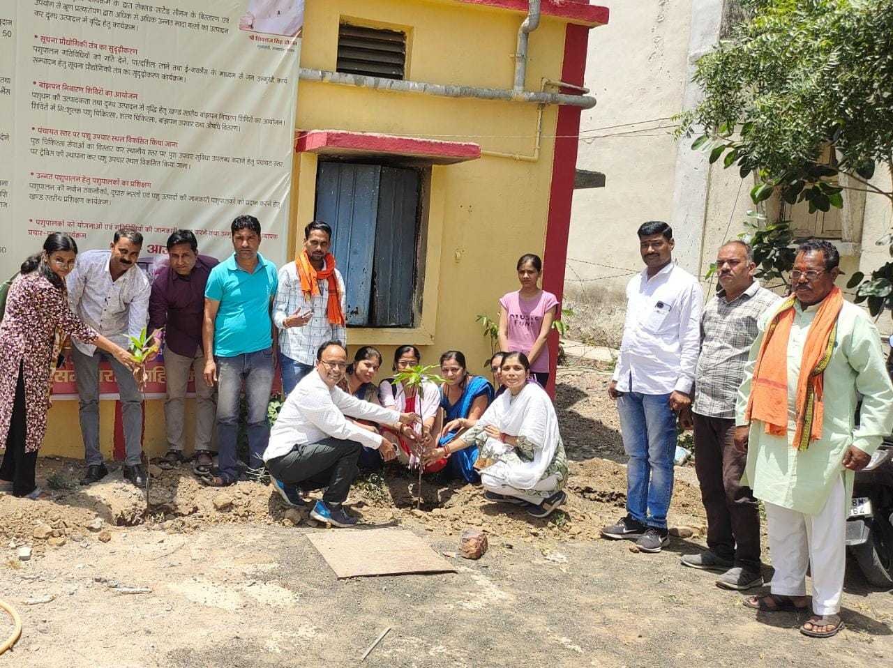 सांसे हो रही कम, आओ वृक्ष लगाए हम- मधु चौहान