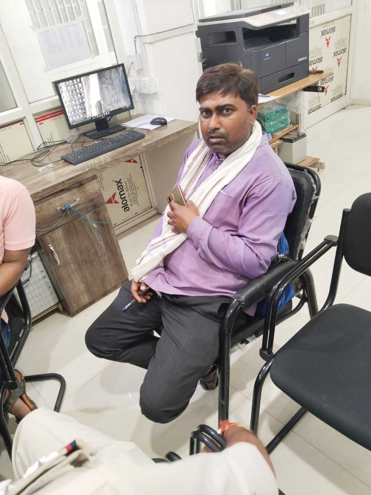 रोजगार सहायक के साथ मारपीट