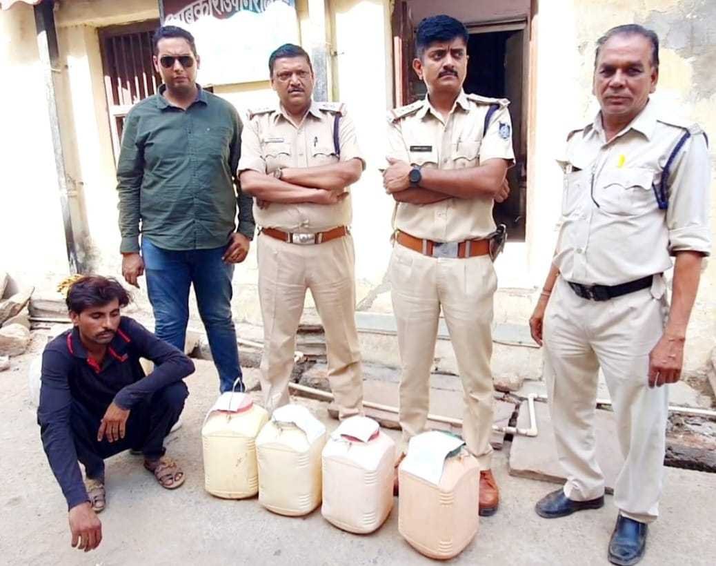 60 लीटर अवैध कच्ची हाथ भट्टी मदिरा जप्त, विक्रयकर्ता को भेजा जेल