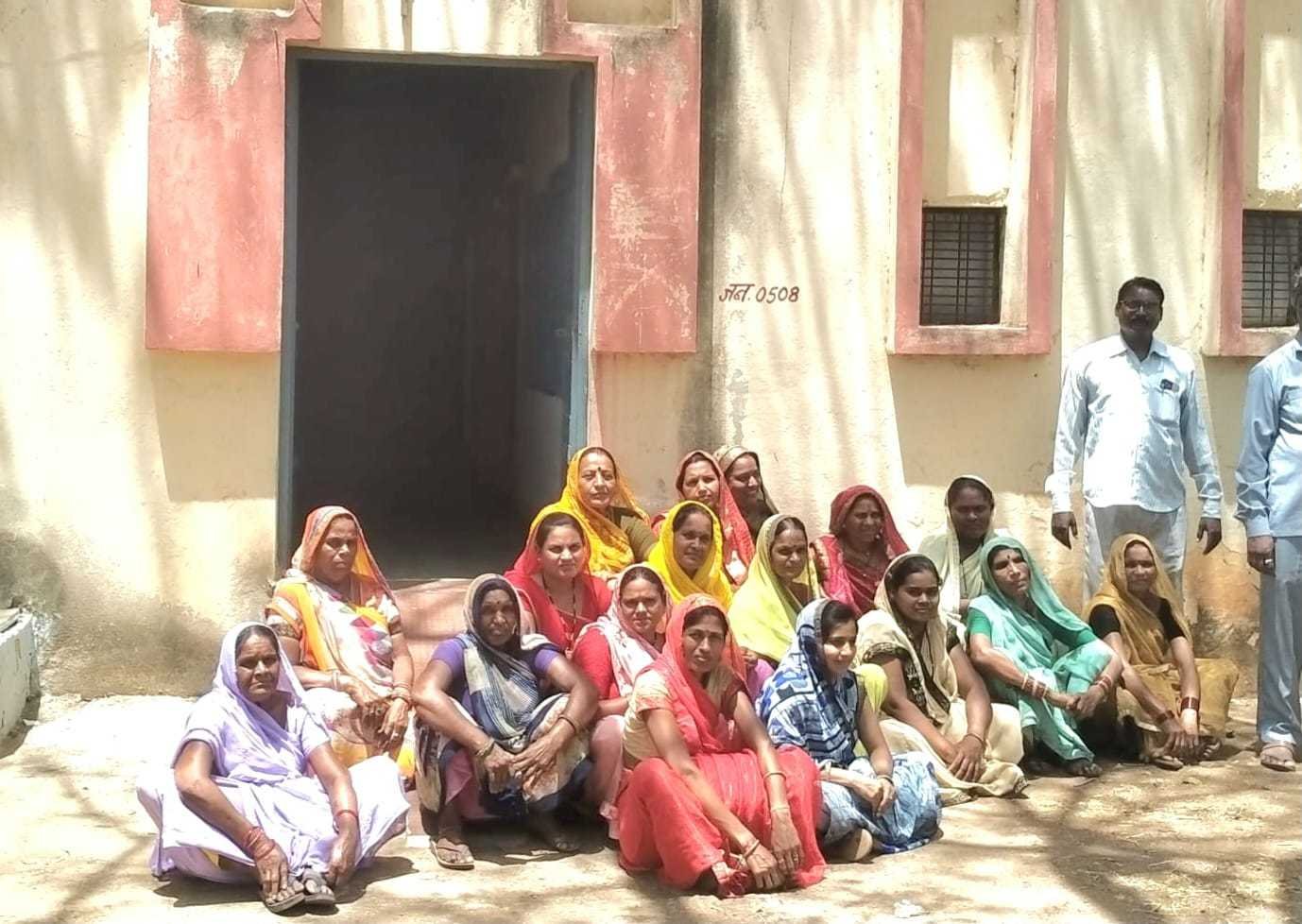 ग्राम सिरलाय में पानी का संकट, ग्रामीण की महिलाएं पहुंची पीएचई विभाग