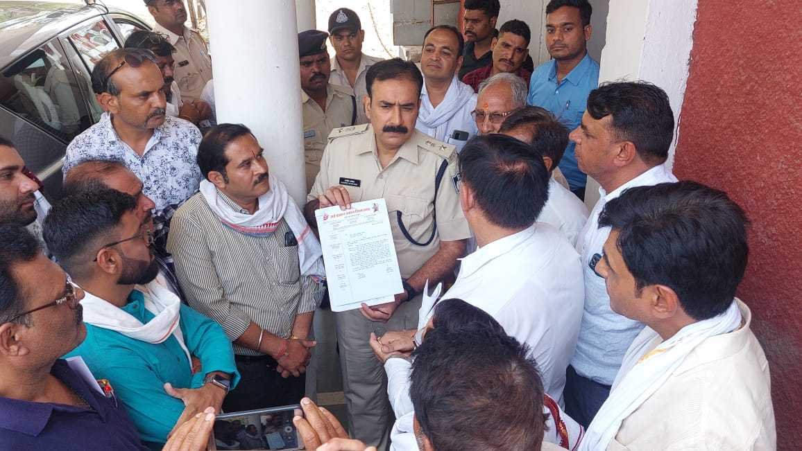 युवक की हत्या करने वाले आरोपियों को शीघ्र गिरफ्तार करने की मांग