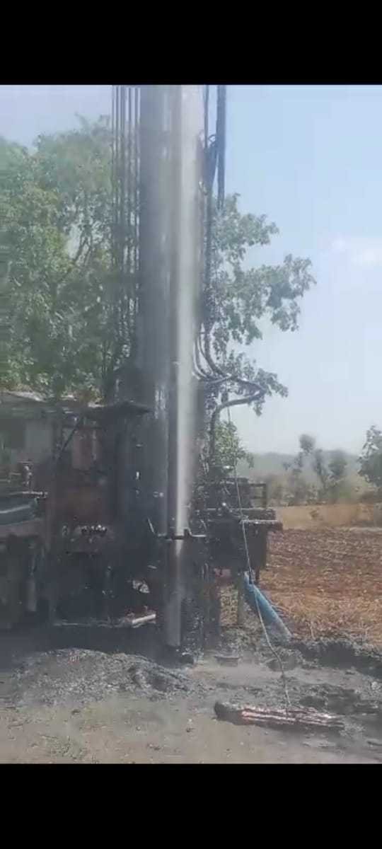 दागोना में बोर खनन,,, भारी मात्रा में लगा बोर,मे,पानी