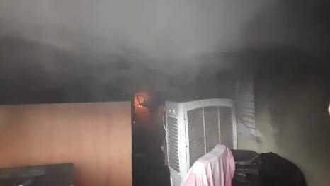 महेश्वर रोड पर जिला सहकारी बैंक में अज्ञात कारणों से लगी आग