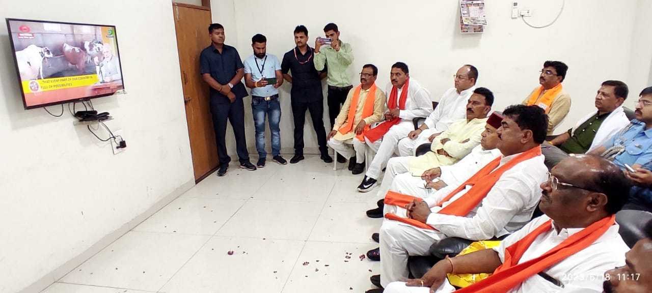 कर्नाटक के राज्यपाल श्री गहलोत ने कृषि मंत्री व जल संसाधन मंत्री के साथ सुनी मन की बात