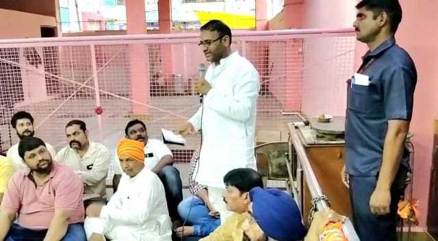 नपा की अतिक्रमण मुहिम से असंतुस्थ व्यापारी और विधायक की हुई बैठक 