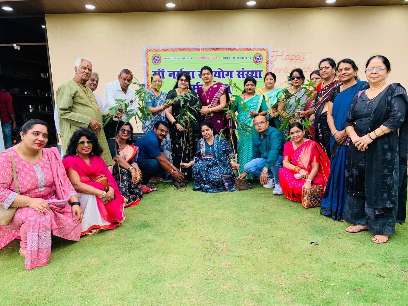 नर्मदा सहयोग संस्था ने किया पौधरोपण