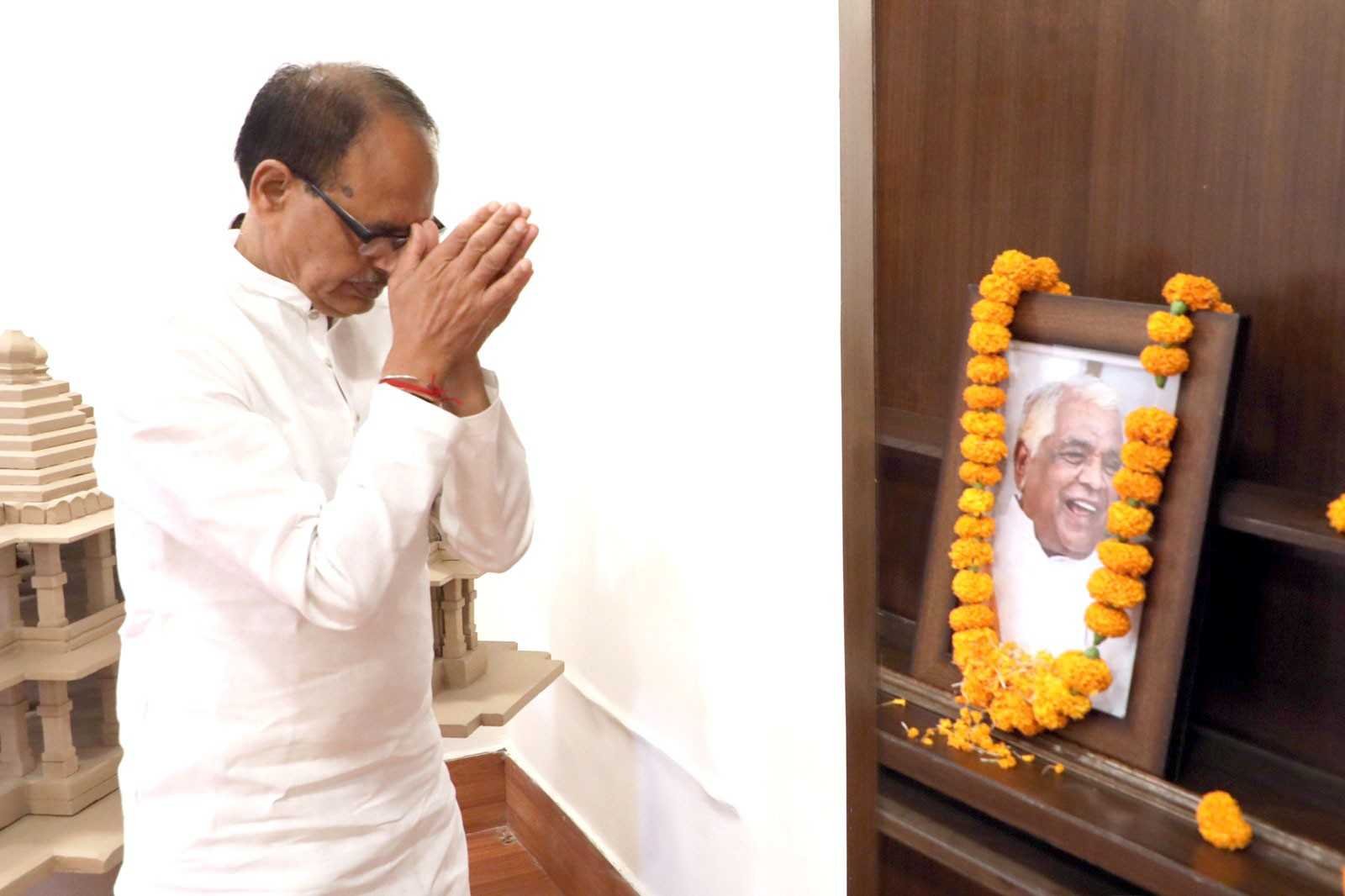 मुख्यमंत्री श्री चौहान ने श्रद्धेय बाबूलाल गौर तथा श्रद्धेय कैलाश सारंग को जयंती पर नमन किया