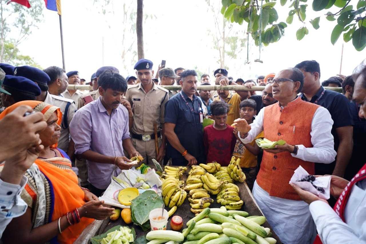 सड़क किनारे लगी जामुन की दुकान पर पहुंचकर सीएम ने पूछा- अम्मा कैसे दिए जामुन