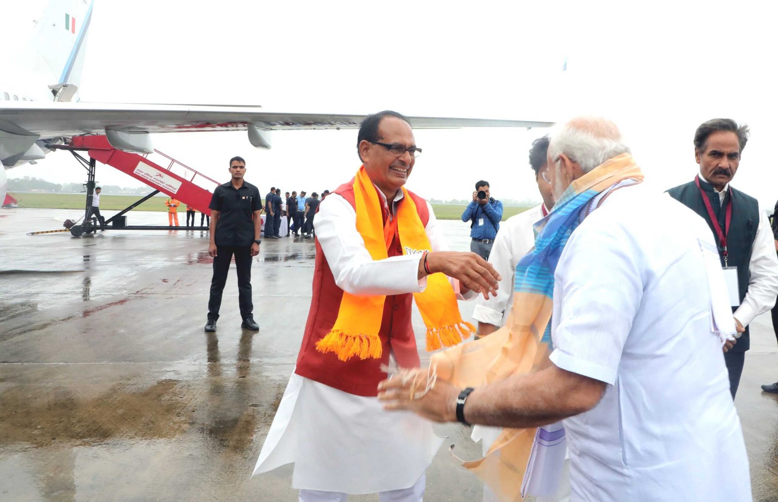 प्रधानमंत्री श्री मोदी को मुख्यमंत्री श्री चौहान ने दी भावभीनी विदाई