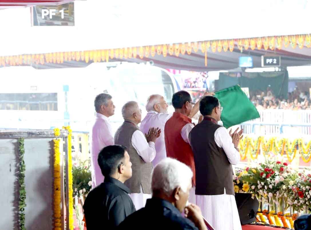 प्रधानमंत्री नरेंद्र मोदी ने रानी कमलापति स्टेशन से 5 वंदे भारत ट्रेन को हरी झंडी दिखाकर किया रवाना