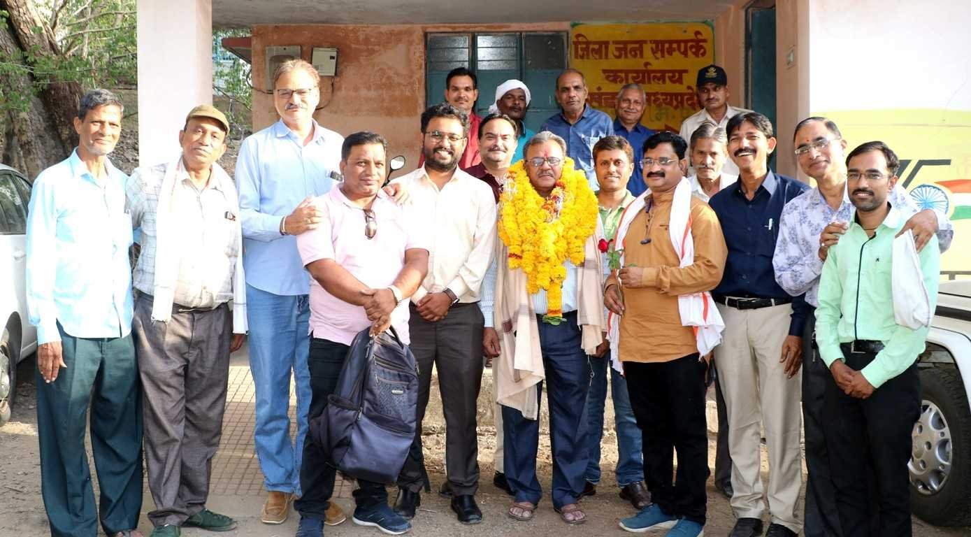 जनसम्पर्क कार्यालय के सहायक ग्रेड-2  काशिव सेवानिवृत्त