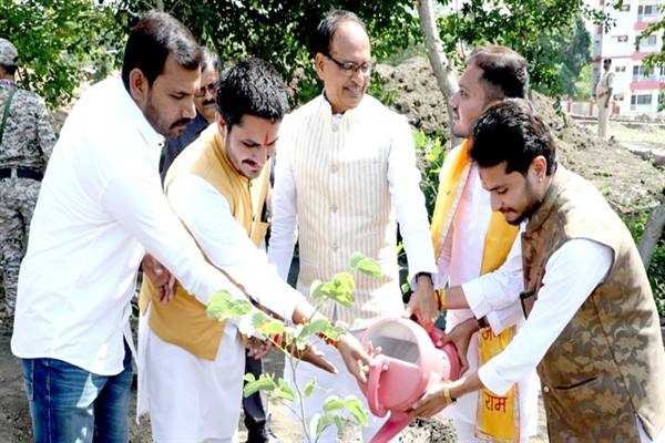 मुख्यमंत्री श्री चौहान के साथ पौधे लगा कर मनाया जन्म-दिन