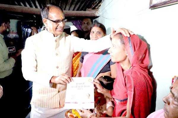 मुख्यमंत्री श्री चौहान लाड़ली बहनों के घर पहुँचे