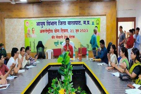 आयुष राज्य मंत्री श्री कावरे ने की बालाघाट में योग दिवस तैयारियों की समीक्षा