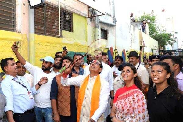 मुख्यमंत्री श्री चौहान ने बच्चों के साथ खेला बैडमिंटन और क्रिकेट