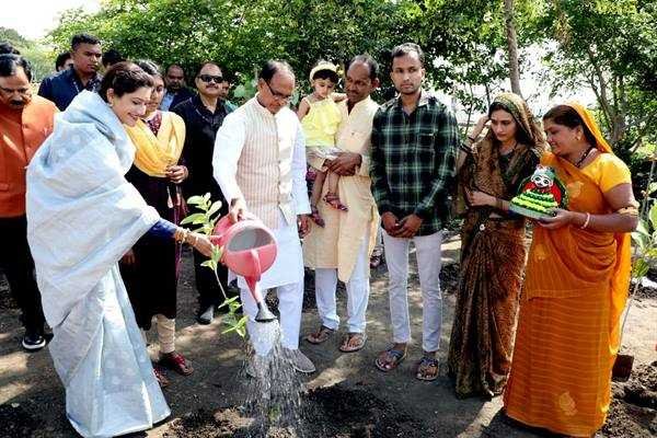 मुख्यमंत्री श्री चौहान ने किया पौध-रोपण