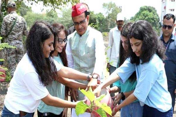 मुख्यमंत्री श्री चौहान के साथ पर्यावरण मित्रों ने लगाए पौधे