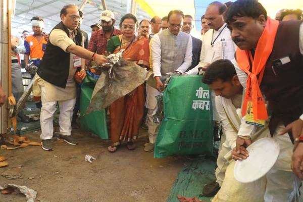 मुख्यमंत्री श्री चौहान ने सम्मेलन स्थल पर सफाई कर दिया स्वच्छता का संदेश