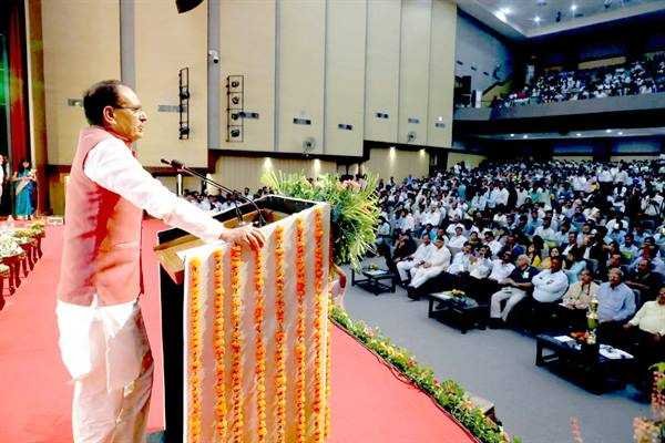 वर्तमान पीढ़ी को पर्यावरण-संरक्षण के लिए चेतना होगा