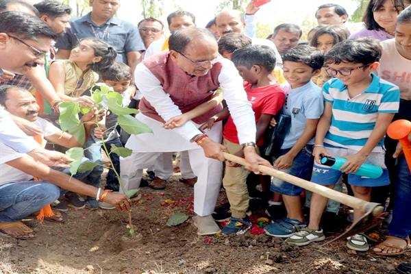 मुख्यमंत्री श्री चौहान के साथ बच्चों ने लगाया पीपल का पौधा