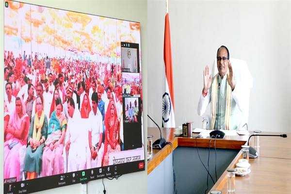 मुख्यमंत्री श्री चौहान ने परिणय-सूत्र में बंधे 1041 जोड़ों को दिया आशीर्वाद