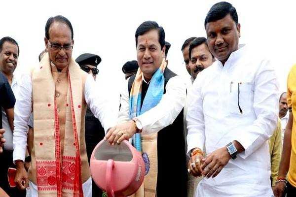 मुख्यमंत्री श्री चौहान और केन्द्रीय आयुष मंत्री श्री सोनोवाल ने रोपे पौधे
