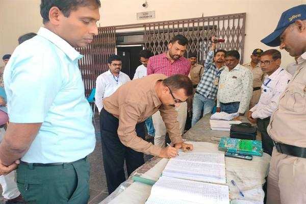 मुख्य निर्वाचन पदाधिकारी ने एफएलसी कार्य का अवलोकन किया