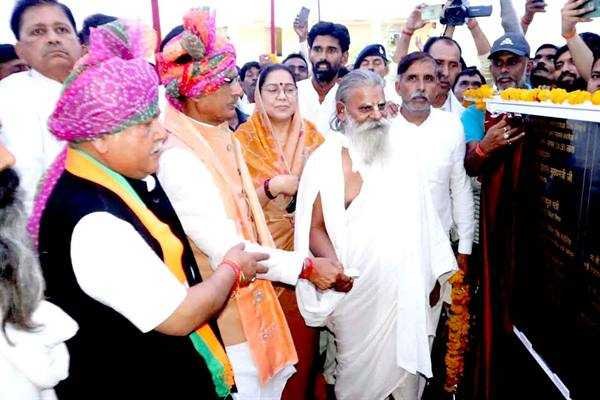 मुख्यमंत्री श्री चौहान ने दंदरौआ धाम में हनुमान जी के दर्शन कर पूजा-अर्चना की