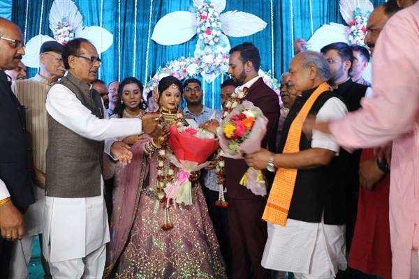 मुख्यमंत्री श्री चौहान ने मुरैना में वर-वधु को दिया आशीर्वाद