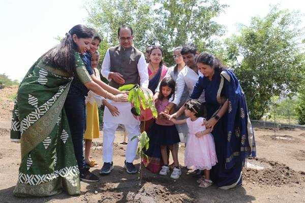 मुख्यमंत्री श्री चौहान ने कचनार, बरगद और आम के पौधे रोपे