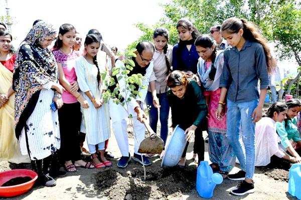 मुख्यमंत्री श्री चौहान ने स्मार्ट उद्यान में लाड़ली बहनों के साथ लगाए पौधे