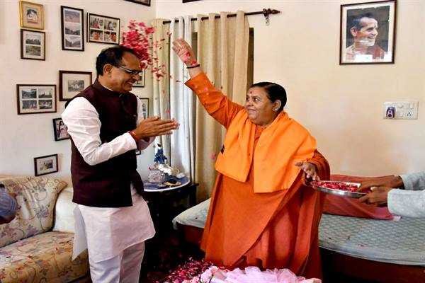 मुख्यमंत्री श्री चौहान ने पूर्व मुख्यमंत्री सुश्री उमा भारती से की सौजन्य भेंट