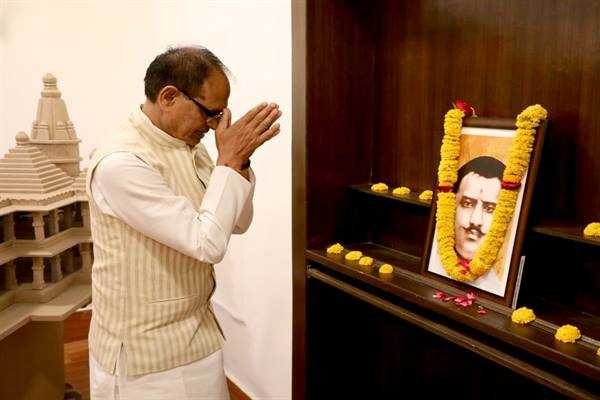 मुख्यमंत्री श्री चौहान ने पं. राम प्रसाद बिस्मिल के चित्र पर माल्यार्पण किया